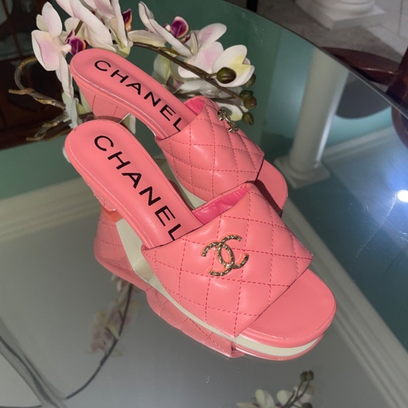 Chanel Pink Lambskin Quilted CC Open Toe Slides NEW European size 36 Made Italy - Picture 7 of 17
